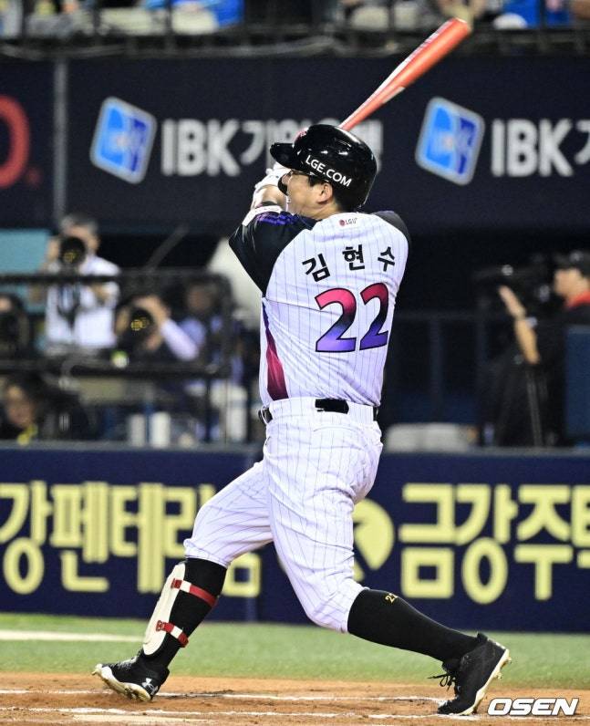 10회 2루타로 끝내기 상황을 만들어낸 김현수.