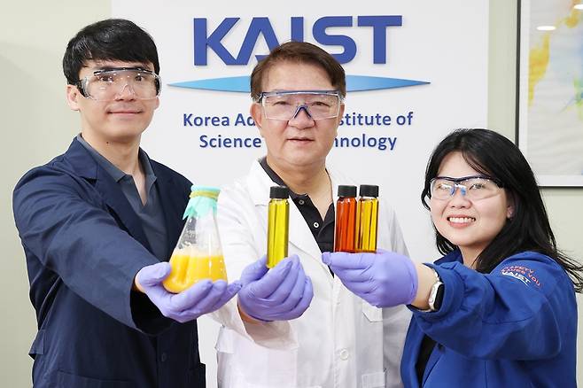 (왼쪽부터) KAIST 은현민 박사과정, 이상엽 특훈교수, 신디 박사