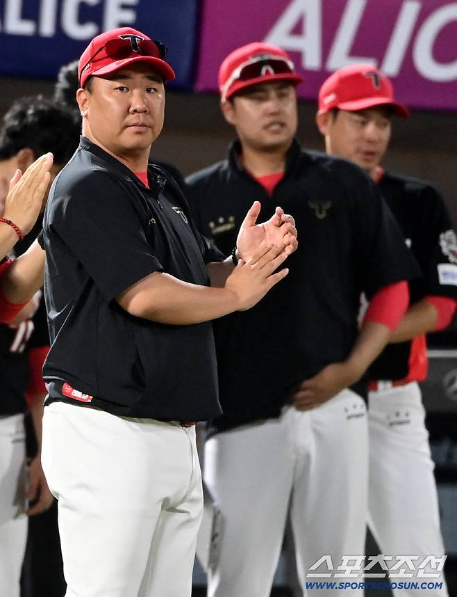 5일 부산 사직야구장에서 열린 KIA와 롯데의 경기, KIA가 2대0으로 승리했다. 이범호 감독이 기쁨을 나누고 있다. 부산=허상욱 기자wook@sportschosun.com/2025.08.05/