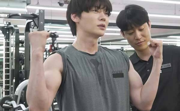 안재현이 1년 만에 10kg을 증량했다며 벌크업 비결을 공개했다./사진=‘나혼자산다’ 캡처