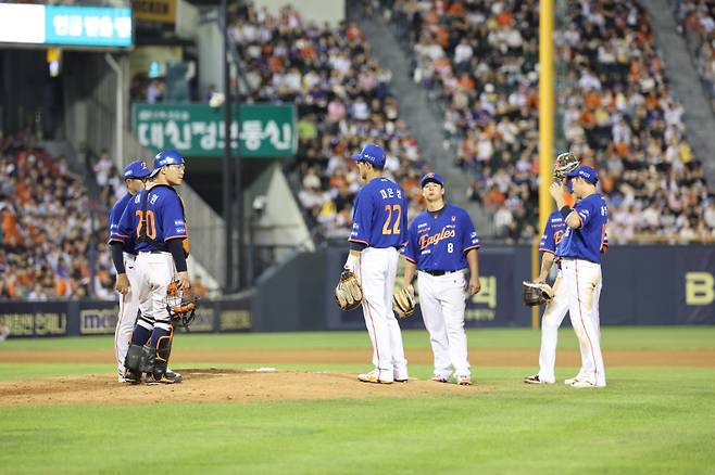 <yonhap photo-4040="">(서울=연합뉴스) 임화영 기자 = 8일 서울 잠실야구장에서 열린 프로야구 한화 이글스와 LG 트윈스의 경기.7회말 2사 1, 2루 LG 오스틴에게 동점타를 허용한 한화 선수들이 마운드에 모여 투수 교체를 기다리고 있다. 2025.8.8 hwayoung7@yna.co.kr/2025-08-08 20:51:14/ <저작권자 ⓒ 1980-2025 ㈜연합뉴스. 무단 전재 재배포 금지, AI 학습 및 활용 금지></yonhap>