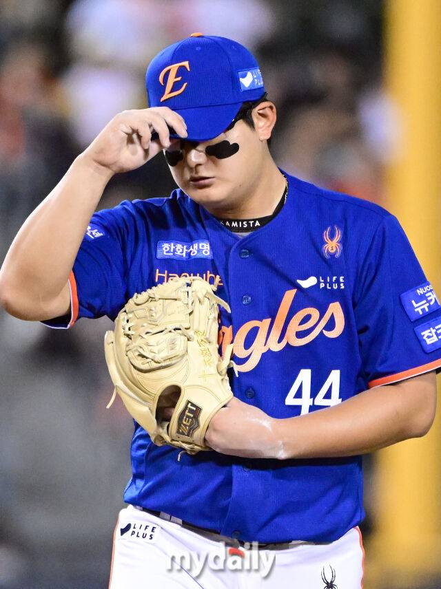 2025년 8월 8일 오후 서울 잠실구장에서 열린 '2025 신한 SOL뱅크 KBO 리그' 한화 이글스와 LG 트윈스의 경기. 한화 김서현이 9회말 2사 2루서 구원등판하고 있다./잠실 = 유진형 기자