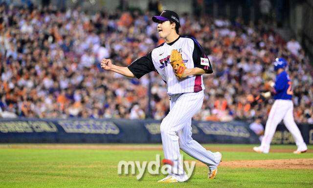 2025년 8월 8일 오후 서울 잠실구장에서 열린 '2025 신한 SOL뱅크 KBO 리그' 한화 이글스와 LG 트윈스의 경기. LG 선발투수 임찬규가 4회초 1사 1.2루서 한화 이재원을 병살타로 잡은 뒤 기뻐하고 있다./잠실 = 유진형 기자