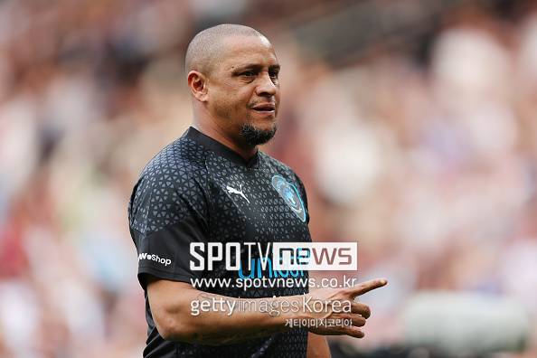 ▲ 중국 매체 '소후닷컴'은 8일(한국시간) "브라질 국가대표팀의 주전 레프트백이었던 호베르투 카를로스가 최근 한 중국 학교의 초청을 받았다. 덕분에 팬들의 관심이 쏟아졌다. 카를로스는 현역 시절 주목받았던 스타로, 왼쪽에서 맹활약하며 위협적인 공격 가담과 빈틈없는 수비로 잘 알려져 있다"라고 전했다.