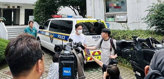 경찰관계자가 기자들의 질문에 답을 하고 있다.