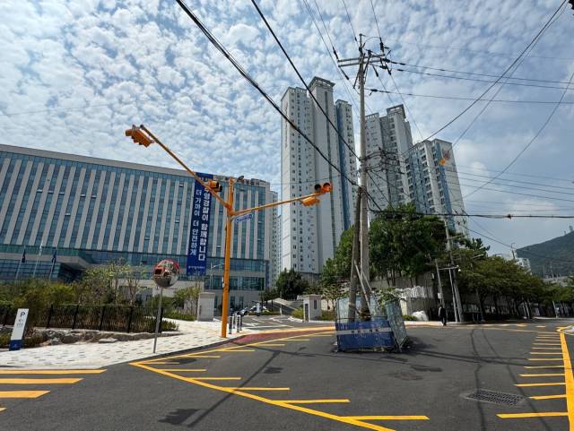 지난 5일 부산의 마지막 경찰서로 개서한 수영경찰서 입구 사거리 중앙에 전봇대가 이설되지 않은 모습. 손희문 기자