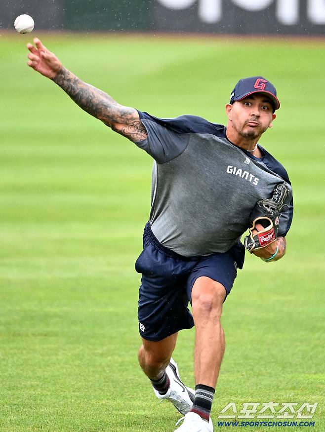 9일 부산 사직야구장에서 열릴 예정이던 SSG와 롯데의 경기가 우천취소된 가운데 롯데의 새 외인투수 벨라스케즈가 캐치볼을 하고 있다. 부산=허상욱 기자wook@sportschosun.com/2025.08.09/