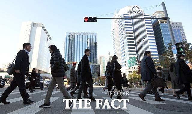 직장인 3명 중 1명은 입사 당시 확인한 채용공고나 제안 조건이 실제 근로조건과 달랐던 경험이 있는 것으로 나타났다. /더팩트 DB