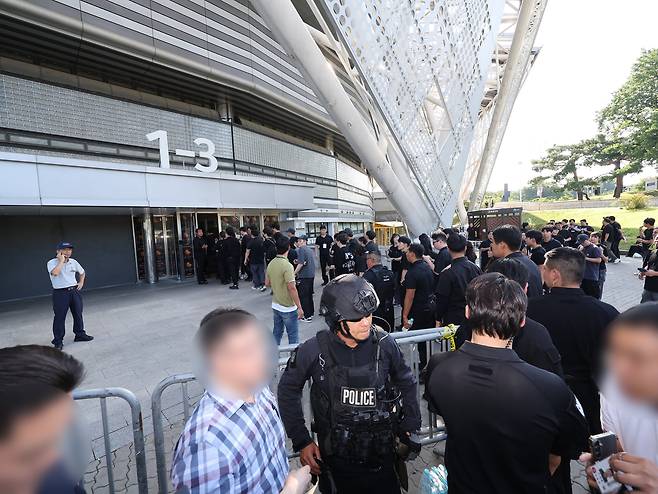 10일 오후 서울 송파구 올림픽 체조경기장(KSPO돔) 내 폭발물이 설치 됐다는 신고가 들어와 경찰들이 현장을 통제하고 있다. /뉴스1