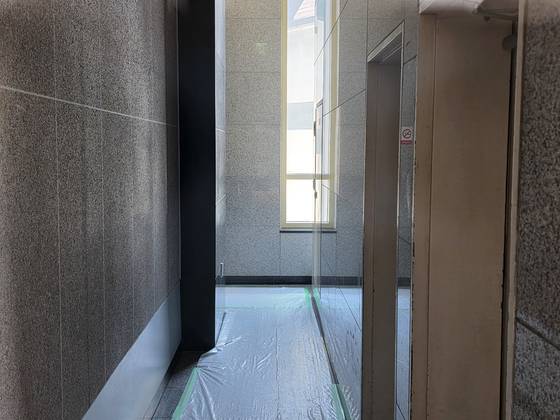 10일 오전 찾은 서희빌딩 출입은 전면 차단된 상태였다. 1층 바닥에는 이사할 때 바닥에 두는 비닐들이 깔려 있었다. 이찬규 기자