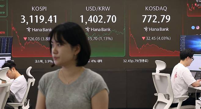 8월 1일 오후 서울 중구 하나은행 딜링룸 전광판에 마감 시황이 나오고 있는 모습. 사진=뉴스1