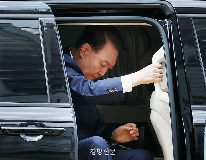 윤석열 전 대통령이 지난달 9일 오후 구속 전 피의자 심문(영장실질심사)을 받기 위해 차에서 내려 서울 서초구 서울중앙지방법원으로 들어가려 하고 있다. 문재원 기자