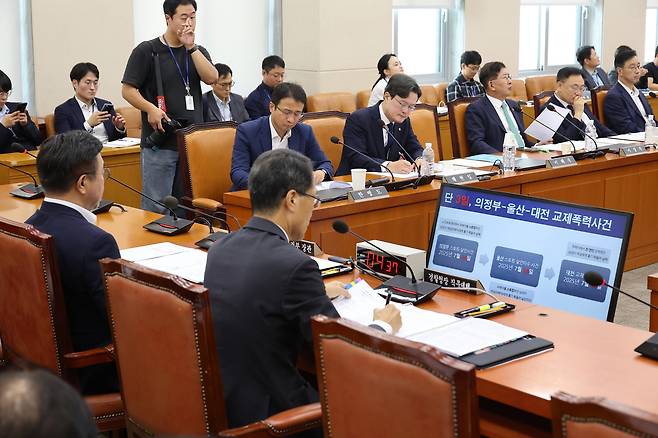 지난 5일 국회 행정안전위원회 전체회의에서 유재성 경찰청장 직무대행이 교제폭력 범죄에 대한 의원들의 질의를 듣고 있다. 연합뉴스