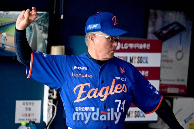 2025년 8월 9일 오후 서울 잠실구장에서 열린 '2025 신한 SOL뱅크 KBO 리그' 한화 이글스와 LG 트윈스의 경기. 한화 김경문 감독이 몸을 풀고 있다./잠실 = 유진형 기자