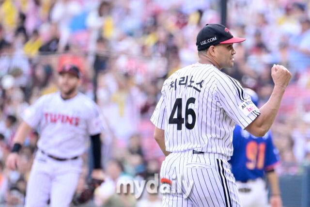 2025년 8월 9일 오후 서울 잠실구장에서 열린 '2025 신한 SOL뱅크 KBO 리그' 한화 이글스와 LG 트윈스의 경기. LG 선발투수 치리노스가 1회초 실점 위기를 막은 뒤 기뻐하고 있다./잠실 = 유진형 기자