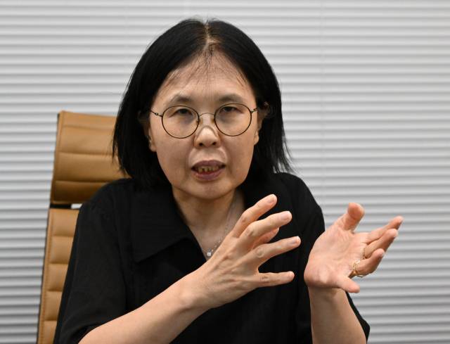 배인구 변호사가 서울경제신문과의 인터뷰에서 최근 출간한 책 ‘가족, 법정에 서다’에 대해 설명하고 있다. 성형주 기자