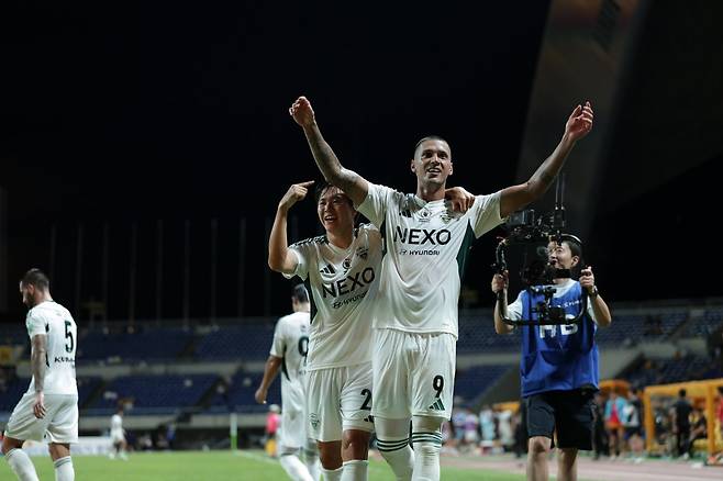 전북 베테랑 권창훈(왼쪽)은 모든 포지션을 두루 오가는 주연같은 조연으로 팀의 선두 레이스에 힘을 보태고 있다. 사진제공|한국프로축구연맹