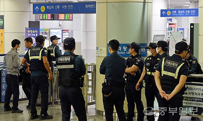 지난 4월 23일 오후 용인시 기흥역 일대에서 경찰이 수색 등 경계활동을 강화하는 모습. 중부포토DB