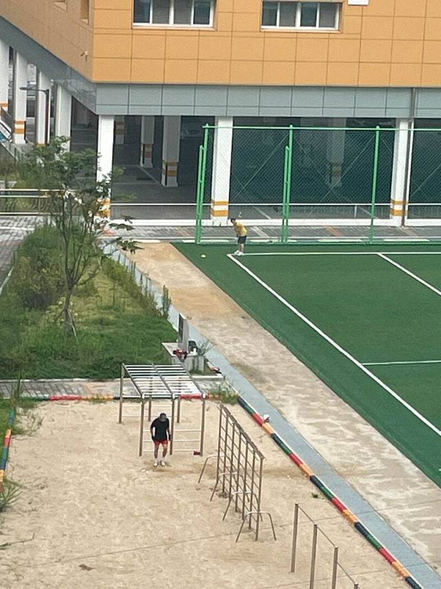 부산 해운대구 A 초등학교에서 지난 5일 오전 7시 25분께 성인 남성 2명이 학교 운동장에서 약 15분간 골프 연습을 했다. 사진은 당시 모습. 온라인 커뮤니티 캡처