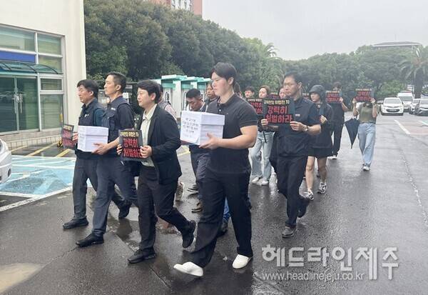 11일 오전 열린 제주교사노조와 초등교사노동조합의 무더기 고소 학부모 엄벌 촉구 기자회견 이후 탄원서를 제출하기 위해 이동하고 있는 교사들. (사진=제주교사노조)