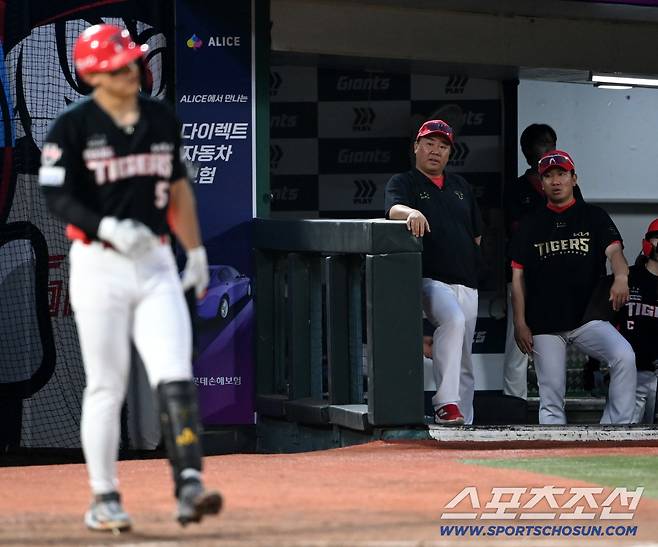 6일 부산 사직야구장에서 KIA와 롯데의 경기가 열렸다. 3회초 더그아웃의 KIA 이범호 감독이 김도영의 체크스윙이 스윙으로 인정되자 탄식하고 있다. 부산=허상욱 기자wook@sportschosun.com/2025.08.06/