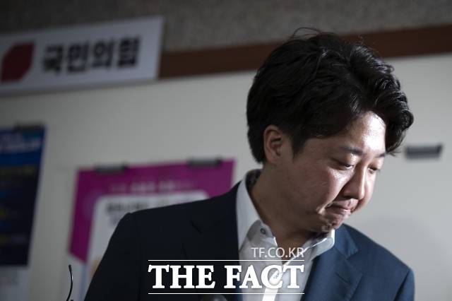 지난 2022년 7월 7일 이준석 국민의힘 대표가 국회에서 열린 국민의힘 중앙윤리위원회에서 자신과 관련된 '성상납 증거인멸 교사' 의혹과 관련한 소명을 하기 위해 회의실로 향하고 있다. /더팩트 DB