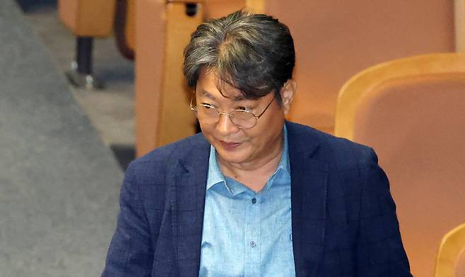 차명 주식거래 의혹을 받는 더불어민주당 이춘석 의원이 지난 5일 국회 본회의에 출석해 방송법 개정안에 대한 기표를 한 뒤 투표함으로 이동하고 있다. /남강호 기자