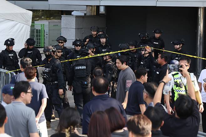 10일 서울 올림픽공원 KSPO돔(올림픽체조경기장)에서 폭발물 설치 신고가 접수된 가운데 수색을 마친 특공대가 이동하고 있다. /연합뉴스