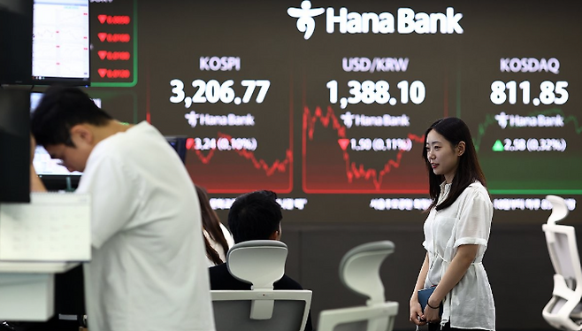 11일 서울 중구 하나은행 딜링룸 현황판에 코스피·코스닥 지수 등이 표시돼 있다. ⓒ연합뉴스