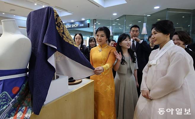 한국을 국빈 방문한 또 럼 베트남 공산당 서기장 부인 응오 푸엉 리 여사가 11일 오전 서울 용산구 국립중앙박물관 기념품샵에서 이재명 대통령 부인 김혜경 여사와 유홍준 국립중앙박물관장과 함께 곤룡포 비치타올을 살펴보고 있다. 송은석 기자 silverstone@donga.com