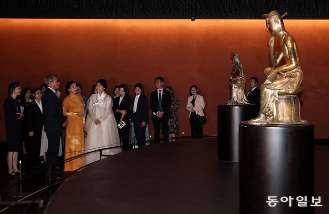 이재명 대통령 부인 김혜경 여사가 11일 오전 서울 용산구 국립중앙박물관에서 한국을 국빈 방문한 또 럼 베트남 공산당 서기장 부인 응오 푸엉 리 여사와 함께 삼국시대 국보 금동미륵보살 반가사유상을 관람하고 있다. 송은석 기자 silverstone@donga.com