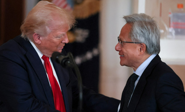 도널드 트럼프 대통령(왼쪽)과 젠슨 황 엔비디아 CEO. 로이터=연합뉴스