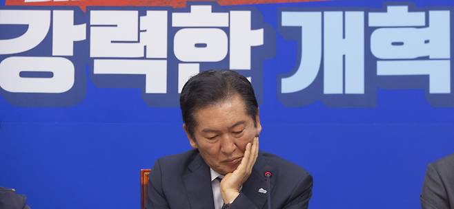 더불어민주당 정청래 대표가 6일 국회에서 열린 최고위원회의에 도중 생각에 잠겨 있다. 연합뉴스