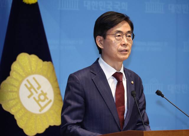 국민의힘 대표선거에 출마한 조경태 의원이 지난달 27일 국회 소통관에서 혁신성향의 후보자들이 단일화할 것을 요구하는 기자회견을 하고 있다. 윤운식 선임기자 yws@hani.co.kr