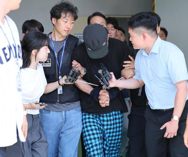 지난달 30일 울산의 한 병원 주차장에서 20대 여성에게 흉기를 휘둘러 살해를 시도한 혐의(살인미수)로 경찰에 체포된 30대 남성이 울산지방법원에서 열리는 구속 전 피의자 심문(영장실질심사)에 출석하기 위해 호송차로 이동하고 있다. 피의자는 이달 4일 검찰에 송치됐다. 연합뉴스