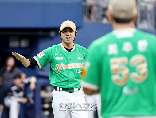 2025 KBO리그 프로야구 키움히어로즈와 두산베어스의 경기가 10일 오후 서울 고척스카이돔에서 열렸다. 7회초 무사 1루 케이브의 내야땅볼 때 투수 하영민이 병살처리가 되지 않자 1루 최주환에게 물어보고 있다. 고척=김민규 기자 mgkim1@edaily.co.kr /2025.08.10/