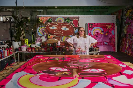 ‘대중문화와 현대미술의 교차점’이라고 불리는 캐서린 번하드의 그림체는 강렬하고 직설적이다. ⓒ Photo Credit: Wil Driscoll / Courtesy of UNC Gallery, 2025