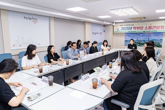 최호권(왼쪽 네번째) 서울 영등포구청장이 관내 대영중학교에서 ‘학부모와 함께 하는 소통 간담회’를 갖고 있다. 영등포구청 제공