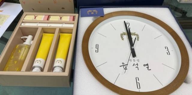 ▲신혜식 '신의한수' 대표가 지난 1월 윤석열 정부 대통령실로부터 받은 선물. 신혜식 대표 제공.