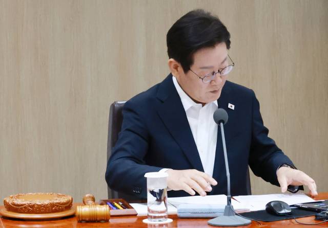 ▲이재명 대통령이 11일 서울 용산 대통령실 청사에서 열린 임시 국무회의에서 의안 심의에 앞서 자료를 살피고 있다. ⓒ연합뉴스
