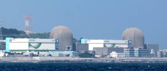 고리발전소 전경. 오른쪽이 6일 40년 설계수명이 다해 운영이 중단된 고리 원전 4호기. 정종회 기자 jjh@