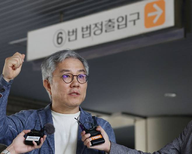 조국 조국혁신당 대표 아들의 허위 인턴 확인서 발급과 관련해 허위사실을 공표한 혐의로 재판에 넘겨진 최강욱 전 더불어민주당 의원이 지난해 6월 19일 오후 서울 서초구 서울고법에서 열린 2심 선고공판을 마친 뒤 취재진 질문에 답하고 있다. (사진=연합뉴스)