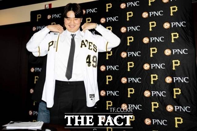 이 자신만만한 모습은 3년을 넘기지 못했다. 심준석이 2023년 1월 피츠버그 파이리츠와 계약한 뒤 활짝 웃고 있다. 하지만 그는 2025년 8월 5일 미국 무대에서 완전히 방출됐다. /피츠버그 파이리츠 SNS