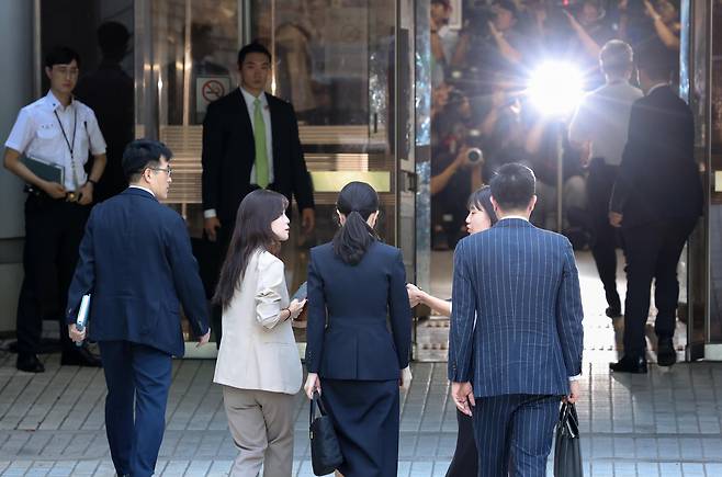 자본시장과 금융투자업에 관한 법률 위반, 정치자금법 위반, 특정범죄 가중처벌 등에 관한 법률 위반(알선수재) 등의 혐의를 받는 윤석열 전 대통령 부인 김건희 씨가 12일 오전 서울 서초구 서울중앙지법에서 열린 구속 전 피의자 심문(영장실질심사)에 출석하고 있다./사진공동취재단