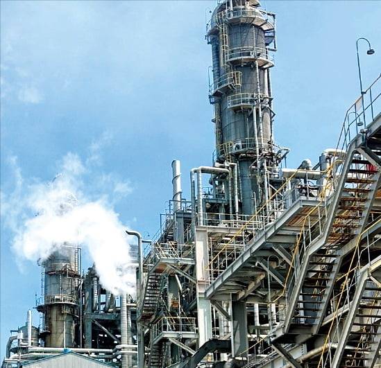 < 일감 끊긴 공장 > 가동을 멈춘 울산 미포산업단지 내 태광산업 석유화학 2공장 굴뚝에서 수증기가 배출되고 있다. 울산=안시욱 기자