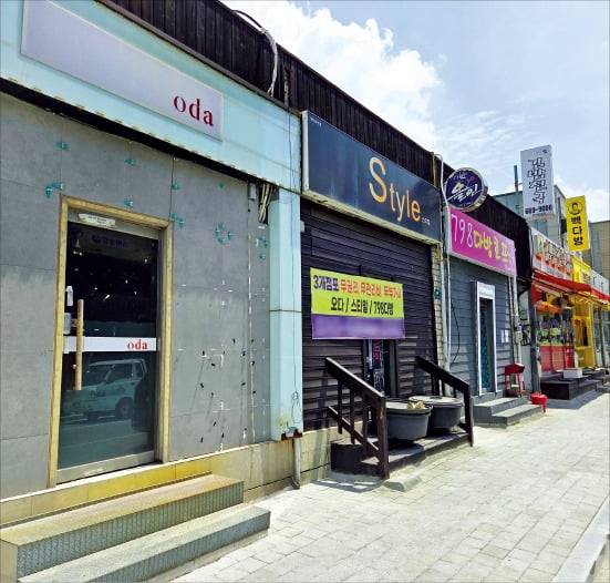 < 발길 끊긴 상권 > 충남 서산 대산석유화학단지 인근 상가에 임차인을 구하는 안내문이 수개월째 붙어 있다. 대산=김진원 기자