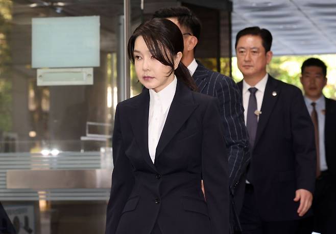김건희 여사가 12일 구속 전 피의자 심문(영장실질심사)을 받기 위해 서울 서초구 서울중앙지법에 출석하고 있다. 연합뉴스