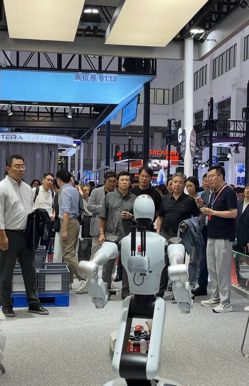 중국 로봇 시연 관람하는 현대차 부회장 장재훈 현대차그룹 부회장(오른쪽 둘째)이 지난 11일 중국 베이징 이좡 경제기술개발구에서 열린 세계로봇콘퍼런스(WRC)에 참석해 중국 기업 갤봇 부스를 찾아 편의점에서 일하는 로봇 시연을 관람하고 있다. 베이징 송광섭 특파원