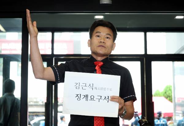 국민의힘으로부터 행사장 출입 금지 조치를 받은 전한길 전 한국사 강사가 부산·울산·경남(PK) 합동연설회 참석을 예고했다. 사진은 전한길 전 한국사 강사가 서울 여의도 국민의힘 당사 로비에서 '김근식 최고위원 후보자 징계요구서'를 당 윤리위에 제출하기 전 입장 발표 하는 모습. /사진=뉴시스