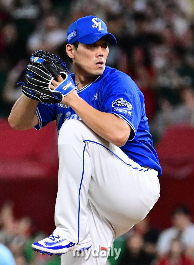 2025년 8월 7일 오후 인천 SSG랜더스필드에서 열린 '2025 신한 SOL뱅크 KBO 리그' 삼성 라이온즈와 SSG랜더스의 경기. 삼성 김재윤이 9회말 구원등판해 역투하고 있다./마이데일리